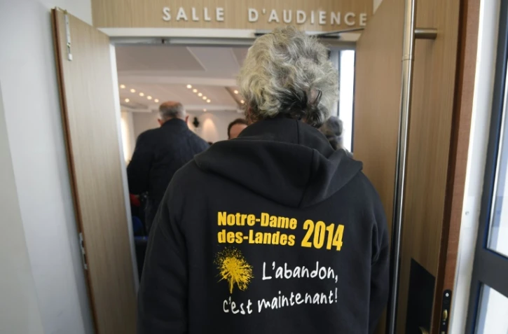 Un opposant à l'aéroport entre dans la salle d'audience, le 7 novembre 2016 à la cour administrative d'appel de Nantes