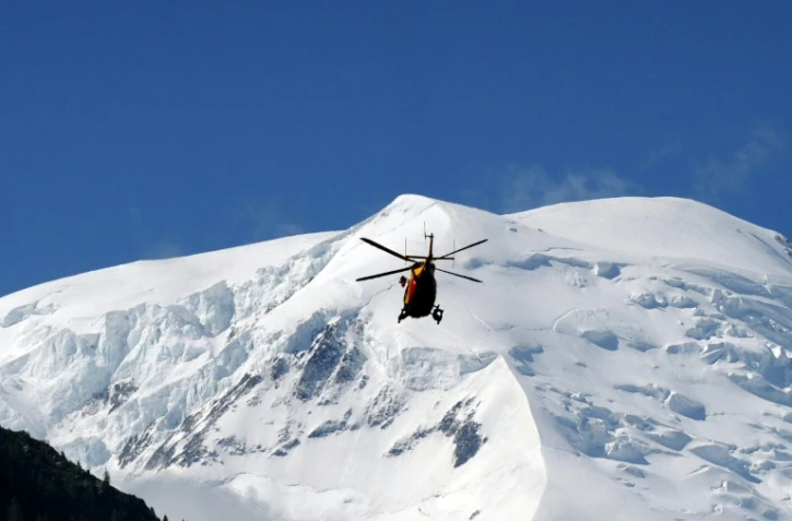 Un hélicoptère de la Sécurité civile survole le massif du Mont-Blanc, le 12 juillet 2012
