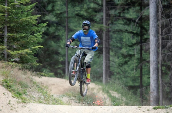 Un amateur de VTT sur un parcours Ă bosses, le 23 juillet 2021 Ă Sankt Corona am Wechsel, dans les Alpes autrichiennes