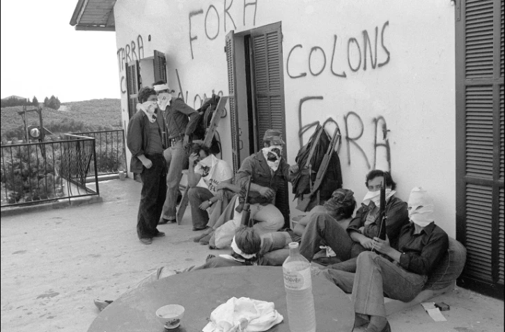 Des autonomistes corses masqués et armés devant une cave viticole pendant une prise d'otages à Aléria, le 21 août 1975 en Haute-Corse