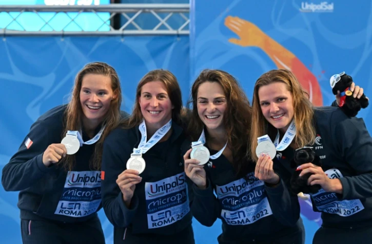 Les Françaises médaillées d'argent au relais 4x100 m 4 nages: Pauline Mahieu, Charlotte Bonnet, Beryl Gastaldello et Marie Wattel sur le podium des Championnats d'Europe de natation à Rome le 17 août 2022 