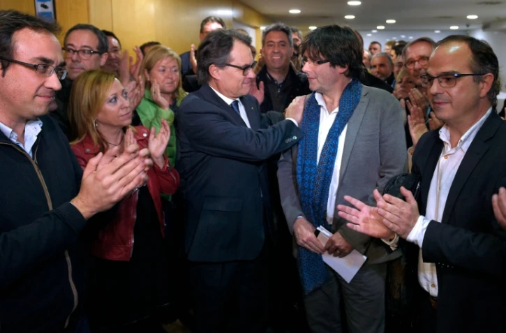 Le président catalan Artur Mas accueille Carles Puigdemont qui va lui succéder au poste, le 9 janvier 2016 à Barcelone