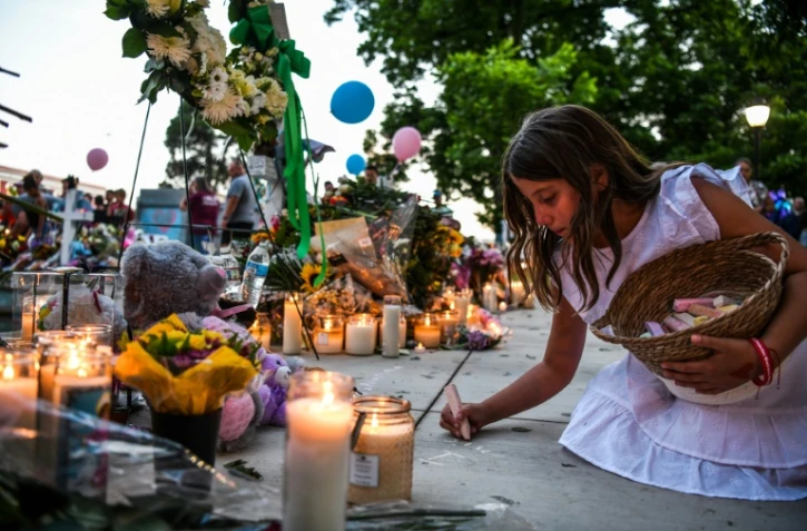 Une enfant devant le mémorial pour les victimes de la tuerie d'Uvalde, au Texas, le 27 mai 2022