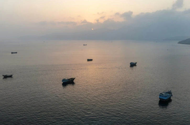 Des bateaux ancrés au large de la péninsule de Musandam, au nord d'Oman, près du détroit d'Ormuz, le 27 juin 2026