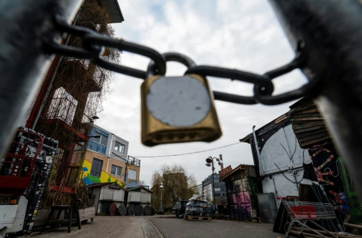 Une porte verrouillée bloque l'accès au bar Holzmarkt 25 sur les rives de la Spree, à Berlin en Allemagne le 27 décembre 2021