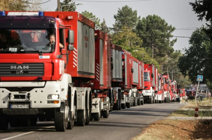 Des pompiers polonais arrivent en refort à Hostens (Gironde), le 13 août 2022