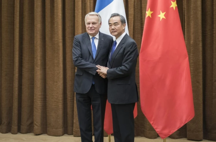 Le ministre chinois des Affaires étrangères Wang Yi (d) et son homologue français Jean-Marc Ayrault, le 14 avril 2017 à Pékin