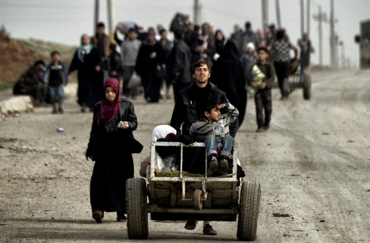 Des habitants de Mossoul fuient les combats entre les forces irakiennes et les jihadistes de l'EI, le 14 mars 2017