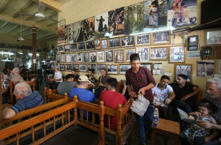 Des Irakiens attablés au café Shabandar, où se retrouve l'intelligentsia, le 18 août 2017 à Bagdad