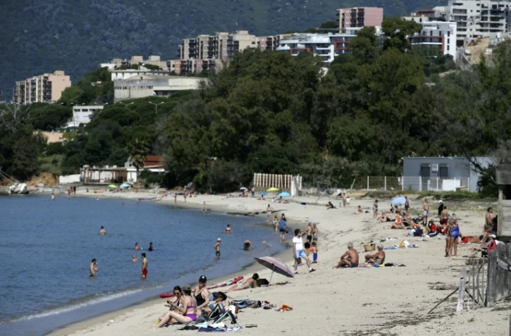 Baigneurs à la plage de Ricanto à Ajaccio, le 21 mai 2020