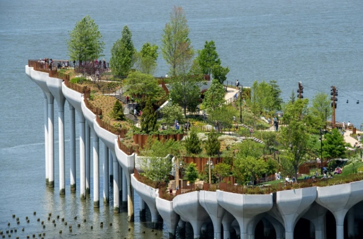 Le parc aérien "Little Island" au-dessus du fleuve Hudson, le 21 mai 2021 à New York