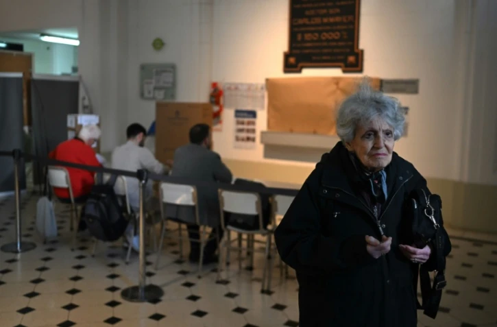 Une électrice attend de voter pour les législatives de mi-mandat en Argentine, le 26 octobre 2025 à Buenos Aires