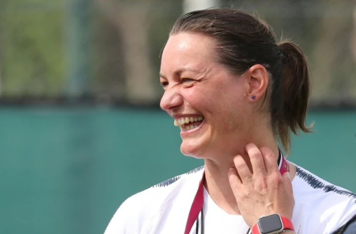 La sélectionneuse Corinne Diacre tout sourire lors d'une séance d'entraînement des Bleues à Nice, le 10 juin 2019