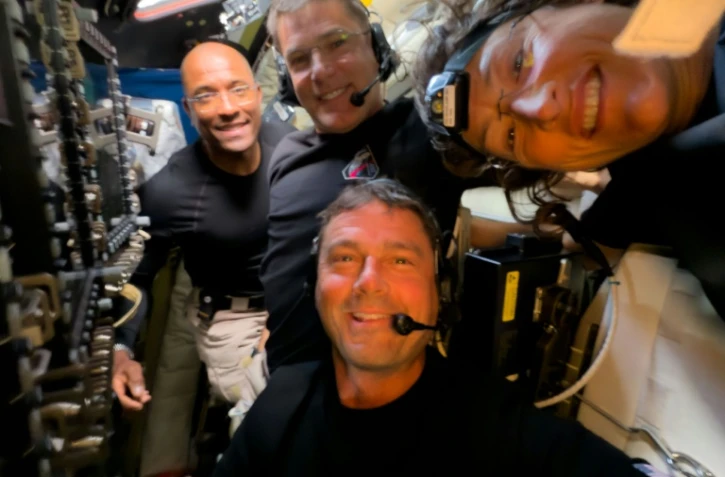 Photo diffusée le 7 avril 2026 par la Nasa montrant les membres d'équipage d'Artemis II (g-d) Victor Glover, Jeremy Hansen, Reid Wiseman et Christina Koch à bord du vaisseau spatial Orion, le 6 avril 2026