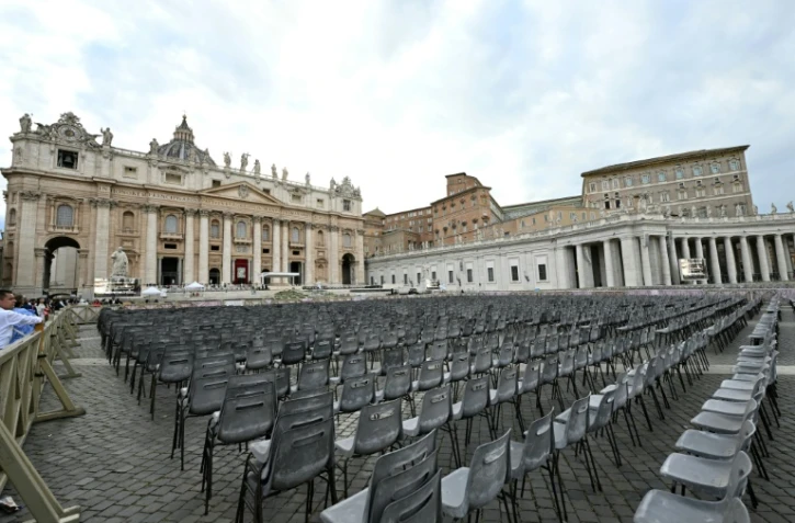 Des sièges vides sont alignés devant la basilique Saint-Pierre à la veille de la messe d'inauguration du pontificat de Léon XIV, sur la place Saint-Pierre au Vatican, le 17 mai 2025