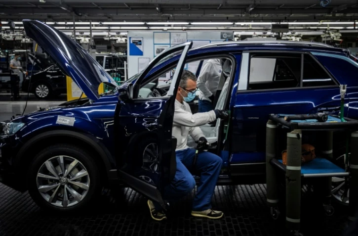 Une chaîne de montage dans une usine Volkswagen à Palmela, le 13 mai 2020 au Portugal