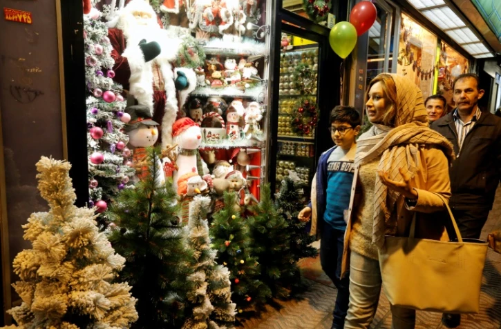 Des Iraniens regardent les décorations de Noël dans des boutiques de Téhéran, le 24 décembre 2016