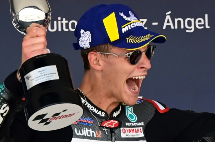 Fabio Quartararo sur la plus haute marche du podium pour la première fois de sa jeune carrière, le 19 juillet 2020, après sa victoire lors du grand Prix d'Espagne sur le circuit de Jerez.