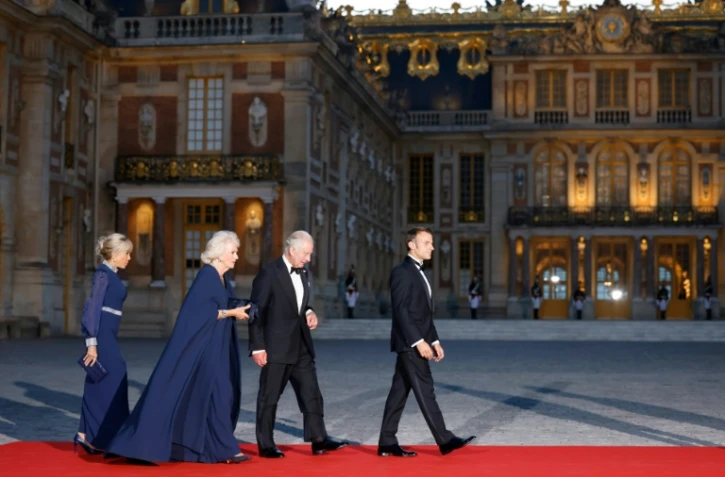 Brigitte Macron (de G à D), la reine Camilla, Charles III et Emmanuel Macron arrivent au château de Versailles, le 20 septembre 2023