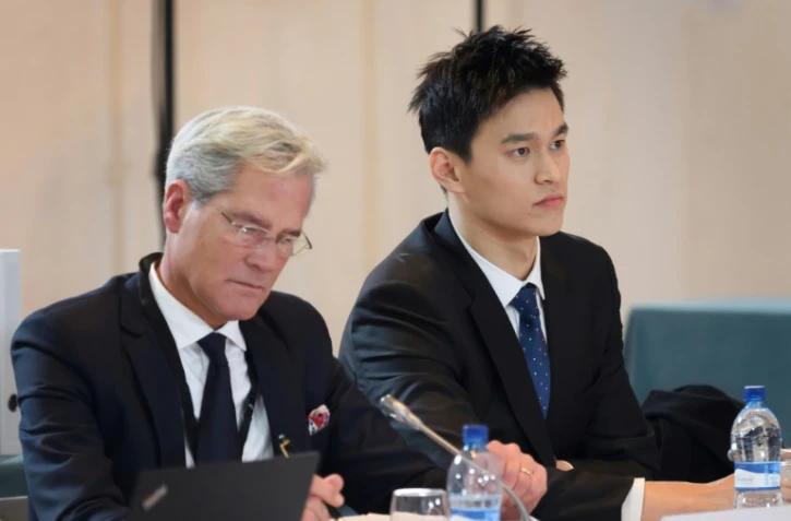 Le nageur chinois Sun Yang (d) et son avocat Ian Meaking lors de son audition publique devant le TAS, le 15 novembre 2019 à Montreux