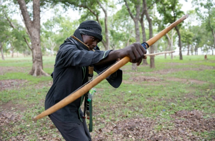 Un membre du groupe de vigilance "Pala-Coton Tchad", s’entraîne dans une forêt à Pala, dans le Mayo-Kebbi Ouest, le 15 juin 2024 au Tchad
