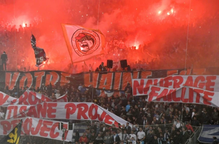 Des supporters marseillais mécontents des résultats de leur club affichent leur colère avant le choc face à l'Olympique lyonnais, dimanche 12 mai au stade Vélodrome de Marseille