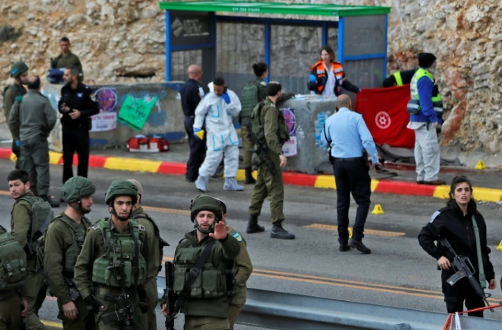 Des forces israéliennes inspectent les lieux d'une attaque à l'arme à feu en Cisjordanie occupée, le 13 décembre 2018