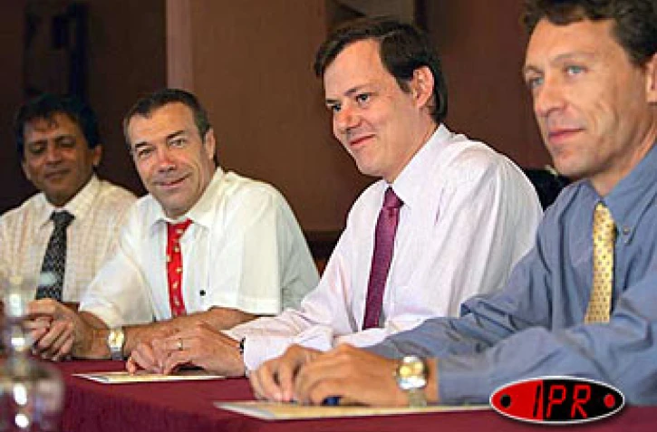 Vendredi 10 septembre 2004 -

Jacques Pech, Axel Binard, Jean Guy Lengliné, directeur d'Air France, Ayoub Ingar, responsable communication d'Air France (de droite à gauche)
