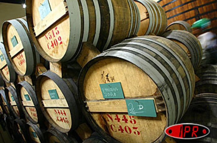 Mardi 15 juillet 2003, usine de Bois Rouge - Le rhum, l'un des produits nobles de la canne, est entreprosé en fûts de vieillissement sur le sitede la distillerie de Savannah à Bois Rouge