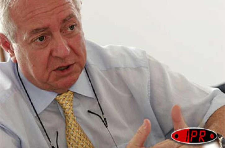 Jeudi 19 mai 2005 -Charles Milhaud, Président du Directoire de la Caisse Nationale des Caisses d'Epargne, a assisté à l'Assemblée Générale annuelle de la Banque de la Réunion