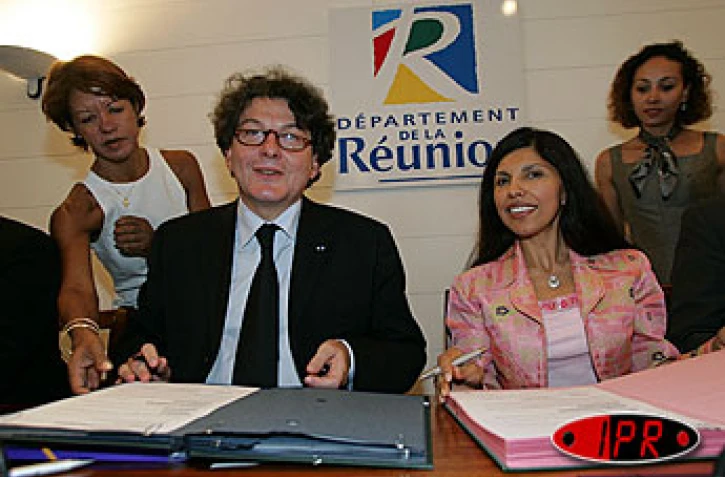 Jeudi 23 septembre 2004 -

Lors de la visite à La Réunion de M. Breton, P.D.-G. de France Télécom