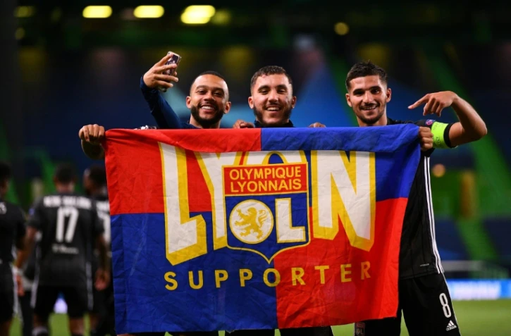 L'attaquant néerlandais de Lyon, Memphis Depay (g), fête la victoire avec ses coéquipiers contre Manchester City en quart de finale de la Ligue des champions, à Lisbonne, le 15 août 2020