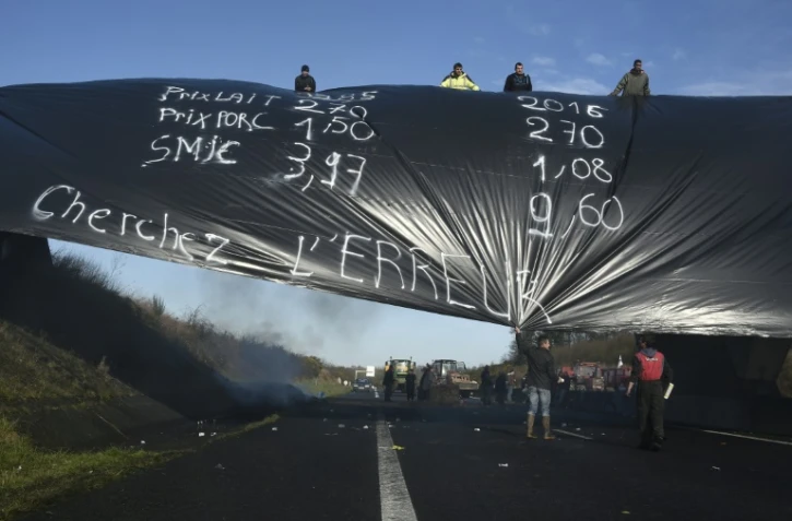 Des agriculteurs manifestent le 28 janvier 2016 sur une autoroute près de Saint-Étienne-en-Coglès (Ille-et-Vilaine)