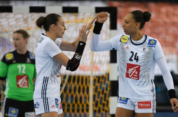 Les Françaises Camille Ayglon-Saurina et Béatrice Edwige ont assuré contre la Hongrie à Leipzig, le 10 décembre 2017