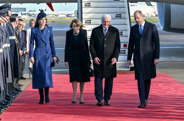 Le président allemand Frank-Walter Steinmeier est accueilli à l'aéroport de Heathrow, à l'ouest de Londres, par le prince William et son épouse Kate, le 3 décembre 2025 