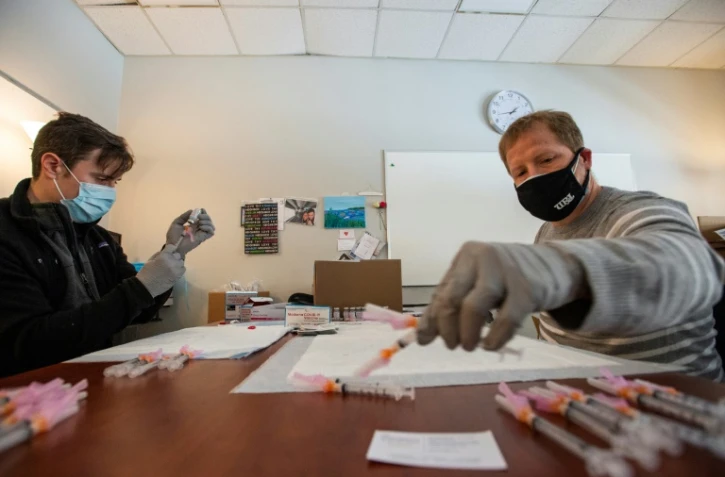 Remplissage des seringues avant la vaccination à Central Falls (Rhode Island, Etats-Unis), le 13 février 2021