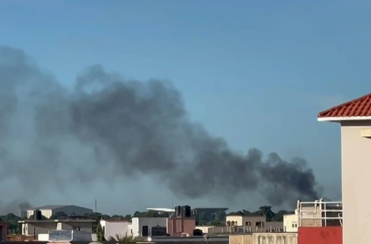 Une colonne de fumée s'élève dans le ciel de Bamako où retentissent coups de feu et explosions, le 17 septembre 2024
