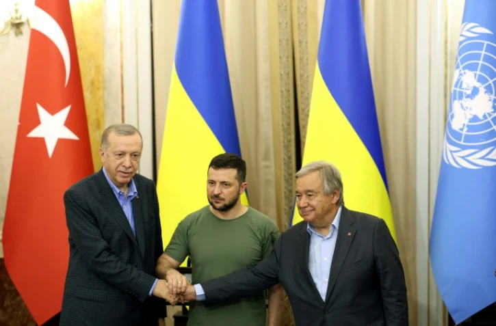 Le président turc Recep Tayyip Erdogan (à gauche) avec son homologue ukrainien Volodymyr Zelensky (centre) et le secrétaire général de l'ONU, Antonio Guterres (droite), le 19 août 2022 à Lviv, dans l'ouest de l'Ukraine