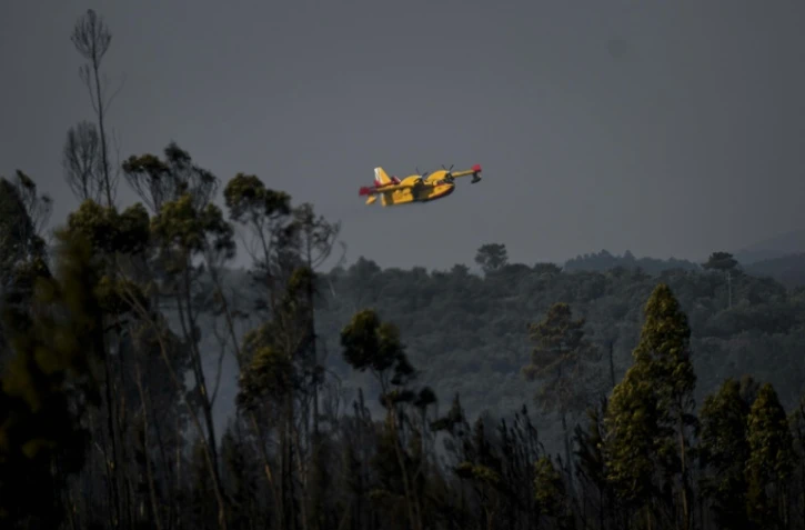 Un avion bombardier d'eau lutte contre le feu à Alvaiazere, au Portugal, le 10 juillet 2022