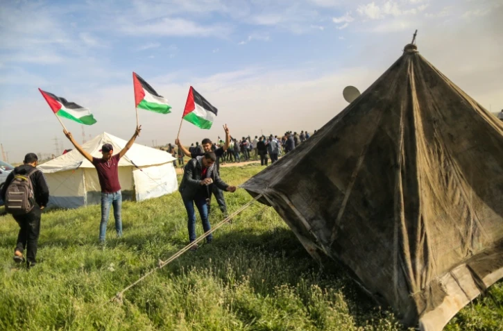 Des Palestiniens installent des tentes dans la bande de Gaza, près de la frontière avec Israël, en solidarité avec la "Journée de la terre" célébrée à partir de vendredi, le 27 mars 2018