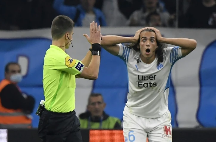 Le défenseur de Marseille Matteo Gendouzi réagit à une décision de l'arbitre Benoit Bastien pendant le match de L1 OM-PSG, le 24 octobre au Vélodrome