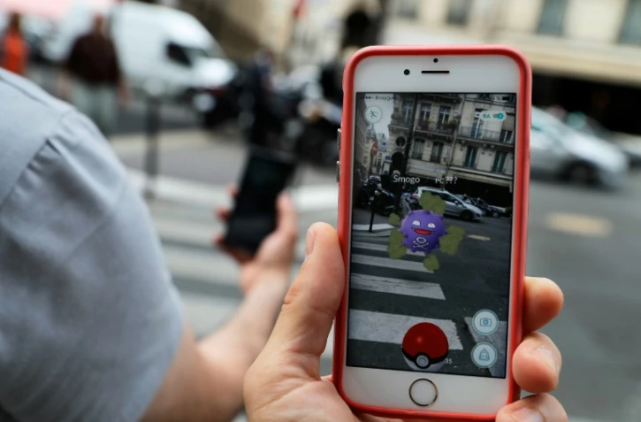 Des chasseurs de Pokémon Go le 24 juillet 2016 à Paris