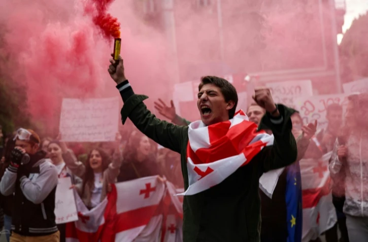 Des manifestants géorgiens protestent contre une loi sur "l'influence étrangère" le 13 mai 2024 à Tbilissi
