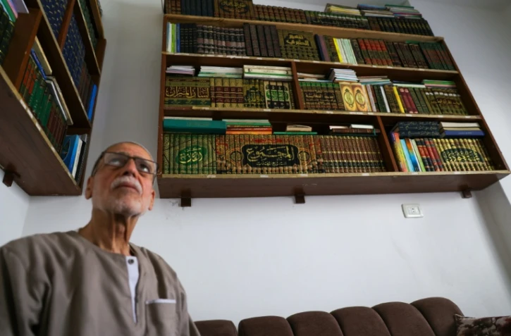 Mustafa Khaled Alwan devant sa bibliothèque, à son domicile à Homs, en Syrie, le 19 septembre 2026