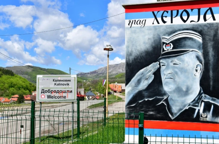 Une fresque murale de Ratko Mladic, l'ex-chef militaire des Serbes de Bosnie, à l'entrée de la ville de Kalinovik, le 22 mai 2021 en Bosnie-Herzégovine