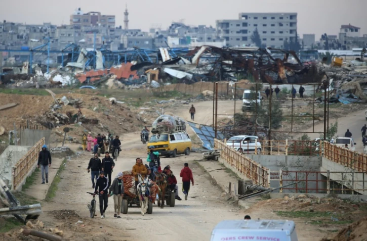Des déplacés palestiniens traversent le couloir de Netzarim, dans le centre de la bande de Gaza, le 9 février 2025