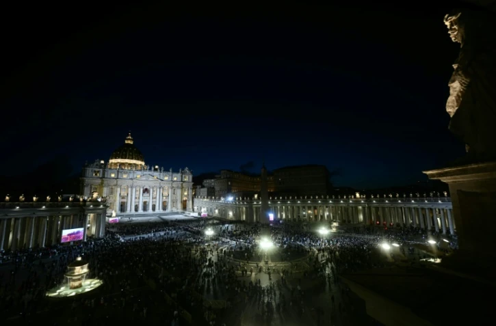 La foule attend le résultat du conclave sur la place Saint-Pierre, le 7 mai 2025 au Vatican
