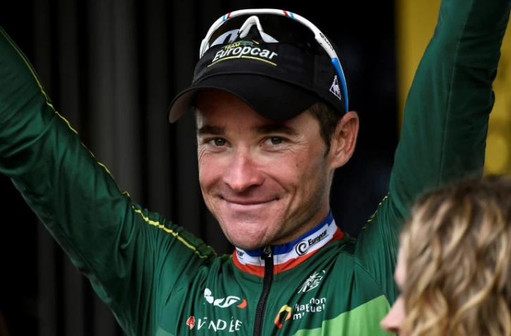 Le Français Thomas Voeckler reçoit le prix de la combativité à l'issue de la 4e étape du Tour de France, le 8 juillet 2014 à Lille
