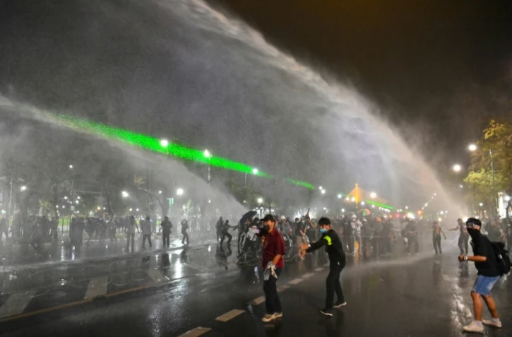 La police utilise des canons à eau pour disperser la foule de manifestants pro-démocratie à Bangkok, le 8 novembre 2020