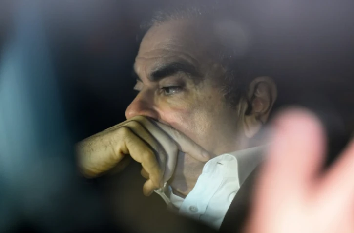 L'ancien patron de Renault Carlos Ghosn quitte les bureaux de ses avocats peu après sa sortie de prison, le 6 mars 2019 à Tokyo